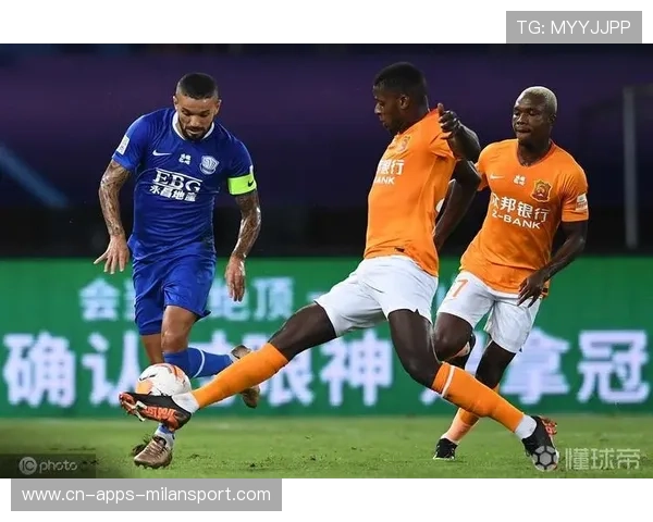 上海海港边路传中精准落点差点造成破门