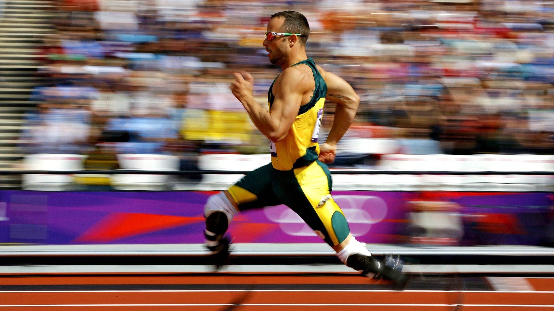 “高新体育中心：羽毛球选手们上演极限对决”